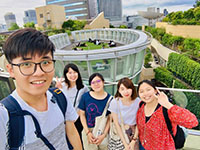 難波公園的草坪很愜意，青春的「港」覺