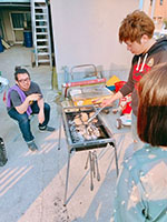 來到 Thumbs Up 交流會主辦人的家烤肉啦！