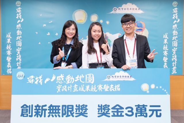 左一是工作人員，發起人在美國哈哈
